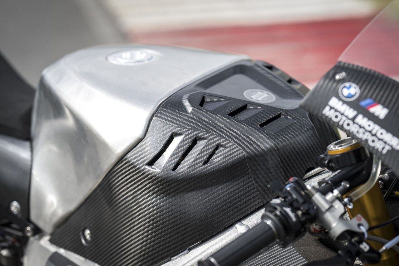 DueruoteTG #238 - Abbiamo guidato in pista la BMW che corre in SBK! 